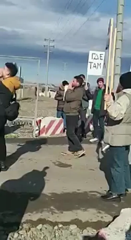 В Арцахе, около штаба РМК в Иванянe проходит акция протеста