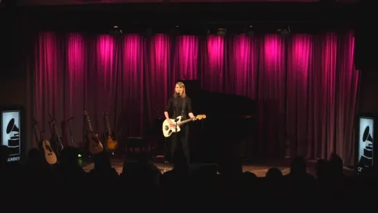 Taylor Performs Wildest Dreams at The GRAMMY Museum