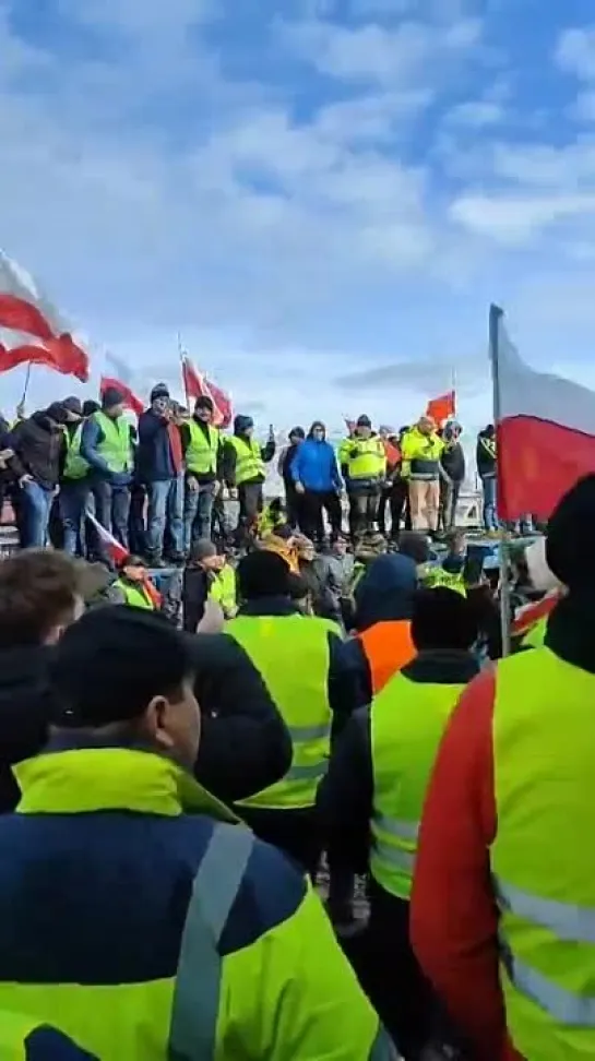 Протестующие в Польше фермеры высыпали на ж/д пути два вагона украинской кукурузы