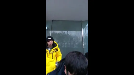 Fancam_SMB_Yunho outside sme calling someone