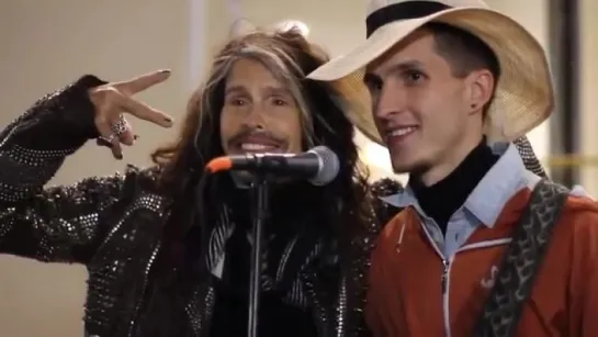 Aerosmith Steven Tyler поет в Москве с уличным музыкантом 05.09.2015