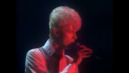 David Bowie - Cat People (From Serious Moonlight Tour) - YouTube (480p)