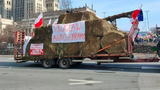 Поляки выкатили танк Абрамс из соломы – в Варшаве начались задержания фермеров