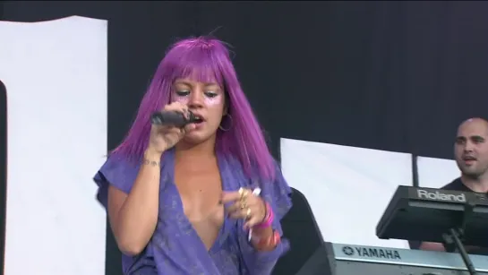 Lily Allen - 2009 - Womanizer / Not Fair - Live at Glastonbury