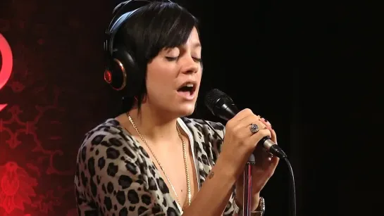 Lily Allen - 2009 - The Fear - Live acoustic on Q TV