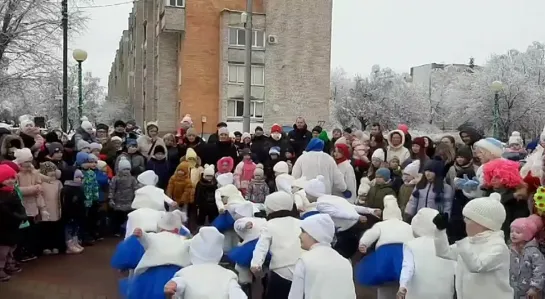 Танцевально-развлекательная программа «Хоровод у новогодней елки» на площадке возле общежития мясокомбината на Речице в Бресте