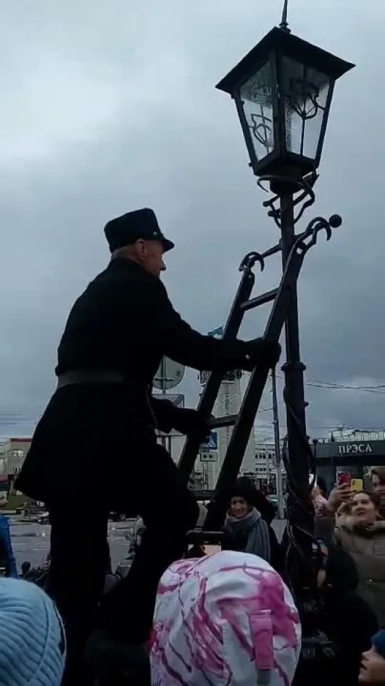 Брестский фонарщик как всегда нарасхват! В рождественский день желающих сфотографироваться было немало