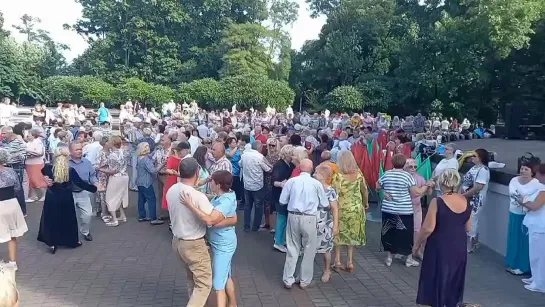 Смотрите, как сегодня брестчане проводят время в  парке культуры и отдыха