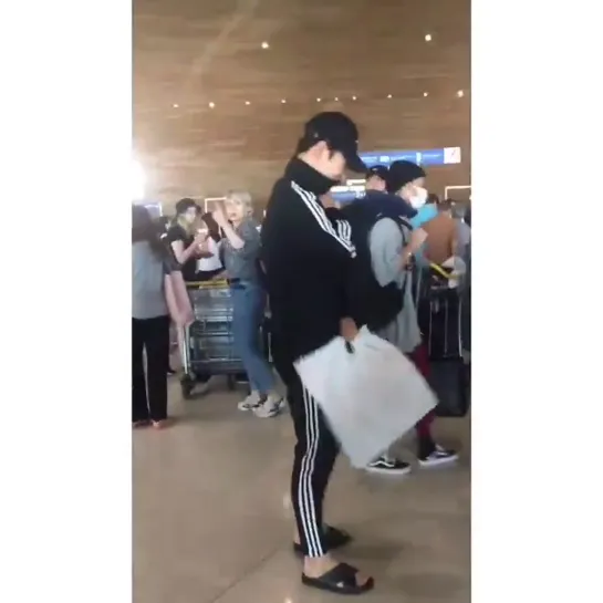 190826 [fancam] KNK flight to Korea @ Airport Paris-Charles-de-Gaulle