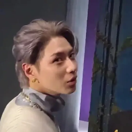 20.03.2021 - VLive SHINee - I didnt expect to see ponytail TAEMIN. why this sudden attack - (1)