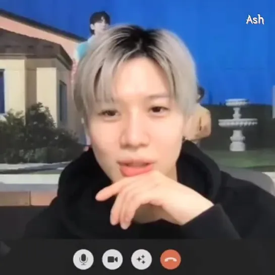 10.04.2021 SHINee Video Call Event: Taemin      윙크탬 포카만 못 모았다고 폰으로 - 윙크탬 포카 보여주니까 포즈 취해주는 애치 - 나도...나도 이제 윙크탬 있다!!!