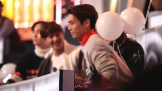 When Jonghyun is so amused by the ballon sticking to him & show it to other SHINee boys