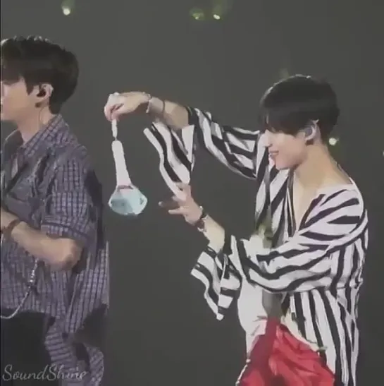 the smol baby is now enjoying his fixed lightstick - - TAEMIN 태민  - -