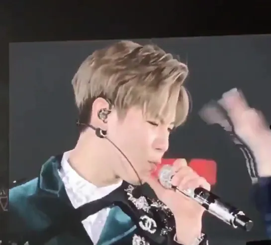 29/12/2019 - HOLY WATER - concert T1001101- Yokohama Arena, Kanagawa.  - SHINee TAEMIN