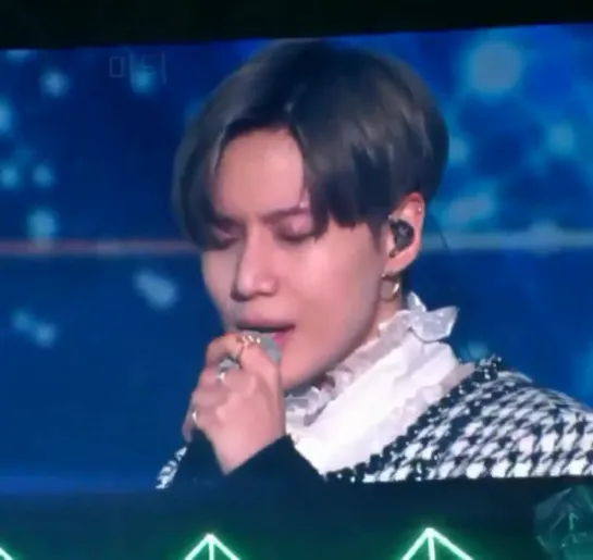 24.12.2019 Тэмин поет An Encore, в сопровождении голосов  своих SHINee-хёнов - 2019 TAEMIN FANMEETING -’’LTM With SHINee World‘