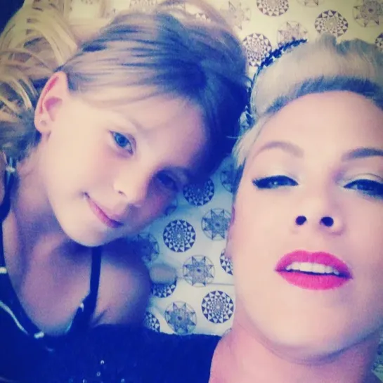 Instagram (@pink)