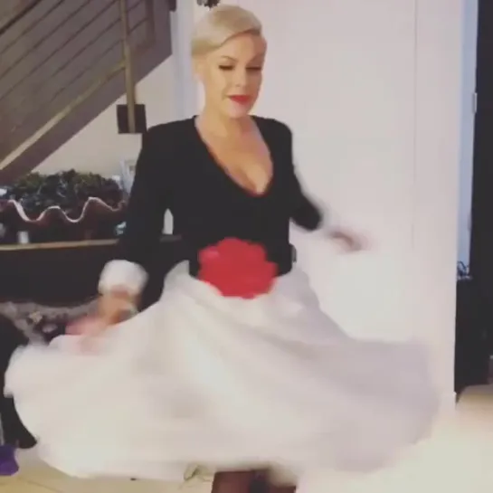 Instagram (@pink)