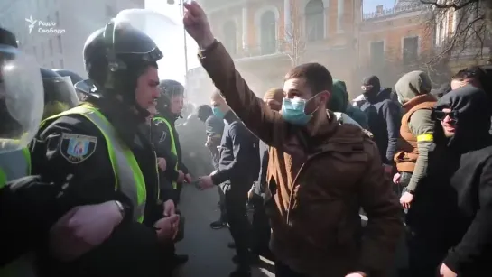 Відео бійки праворадикалів з поліцією пiд Адміністрацією президента.