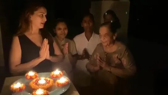 Madhuri Dixit 9 Baje 9 Minute India Stands United Against Corona Virus