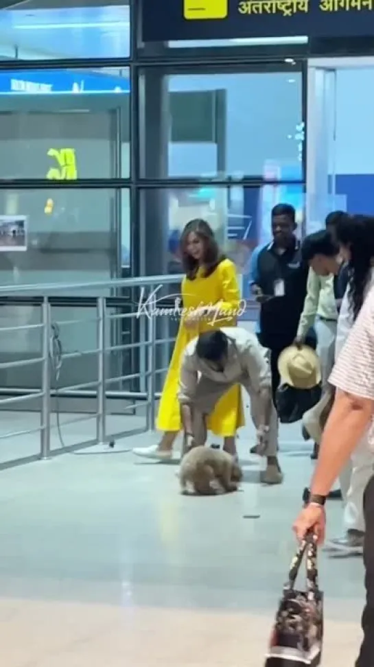 Unconditional bond Rhyme runs at @alwaysramcharan @upasanakaminenikonidela as they arrives in Hyderabad from Maldives #RamCharan