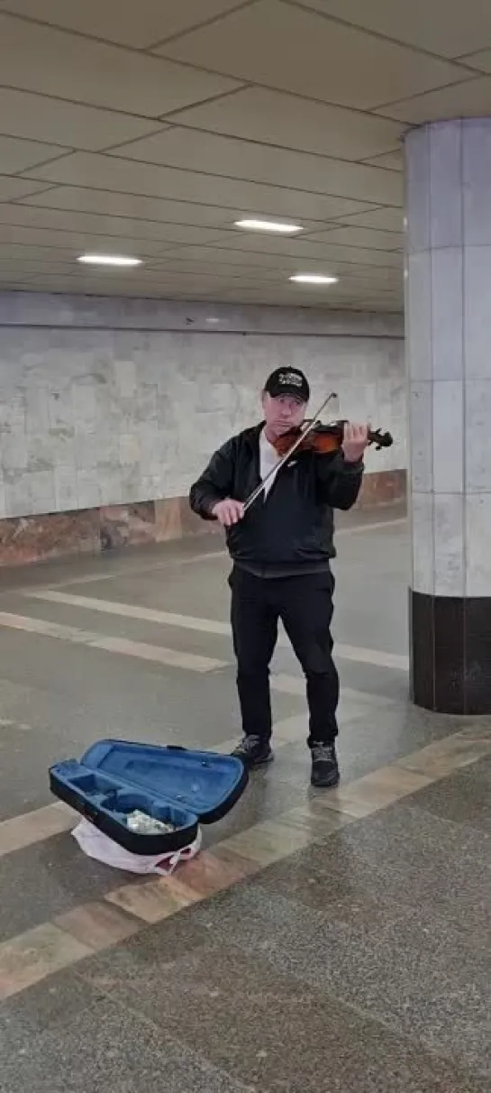 Скрипач на станции метро "Парк Победы"