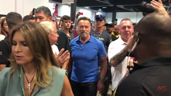 SCHWARZENEGGER leva GALERA à LOUCURA durante ARNOLD SOUTH AMERICA