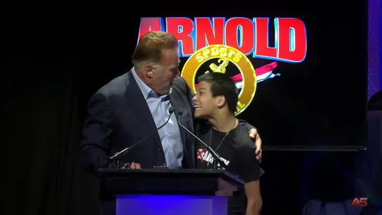 Miles Taylor Deadlifts Twice His Weight! Arnold Classic 2019