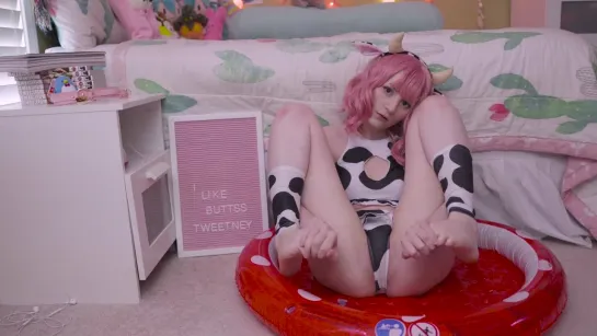 [ManyVids.com] Tweetney – Strawberry Moo Cow (1440p)