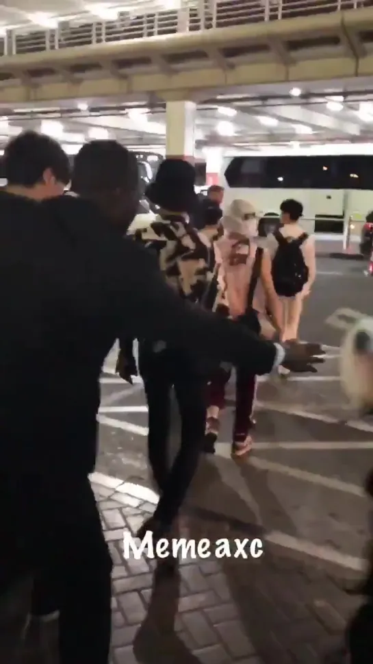 [ FANCAM 190826 ] Taemin junto a Taeyong Mark en el Aeropuerto Internacional de Dubái DXB. - - Memeaxc -