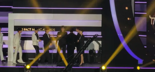 [FANCAM | The Fact Music Awards 2023] У Дохван и Ли Сани вручают ATEEZ награду «Artist of the year (Bonsang)»