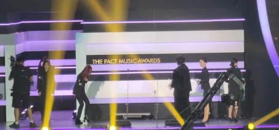 [FANCAM | The Fact Music Awards 2023] У Дохван и Ли Сани вручают ITZY награду «Artist of the year (Bonsang)»