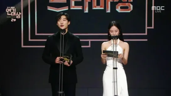 [MBC Drama Awards 2022] У Дохван и Бона вручают награду