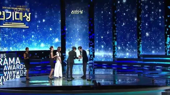 [2018 KBS Drama Awards] У Дохван вручает награду