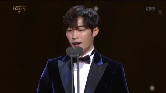 [KBS DRAMA AWARDS 2017] У Дохван получает награду.