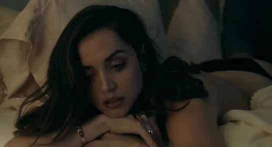 Ана де Армас (Ana de Armas) голая в фильме “Глубокие воды” (2022)