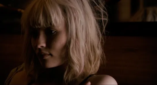 Эмили Браунинг (Emily Browning) голая в фильме «Зажги меня» (2013)