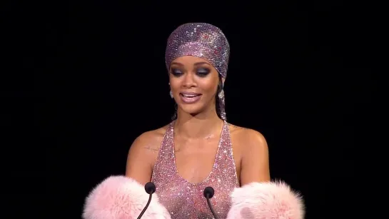 Рианна (Rihanna) голая на церемонии «CFDA Fashion Awards» (2014)