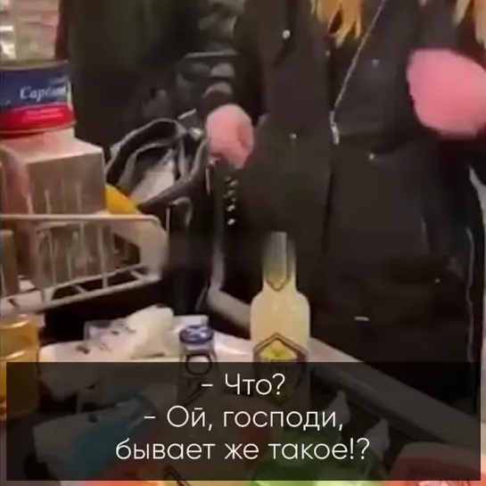 Воровка достала из небольшой сумочки целую гору краденных продуктов. Фокус, которому позавидовал бы Копперфильд