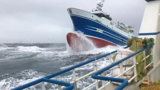 10 MONSTER WAVES VS SHIPS