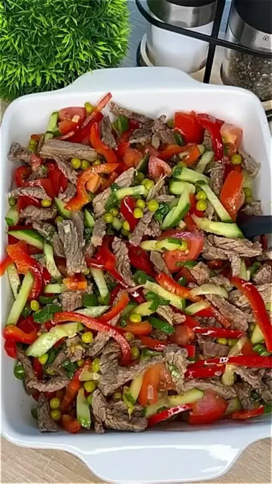 Лёгкий салат с отварной говядиной и овощами 🥗