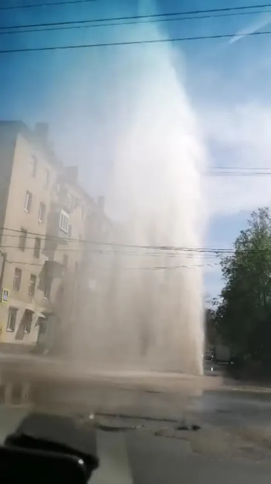 ЖЕСТЬ В ЯРОСЛАВЛЕ! В центре Ярославля, на пересечении Толбухина и Свердлова - сегодня, 18.05.2021, забил огромный гейзер!