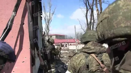 Журналисты Известий попали под прицельный огонь снайпера у больницы.