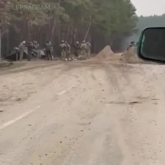 Военнослужащие пехоты ВСУ фотографируются на блокпосту на российском танке.