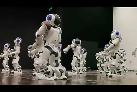 Танец роботов "Nao" от "Aldebaran Robotics" на выставке "Шанхай Экспо 2010"