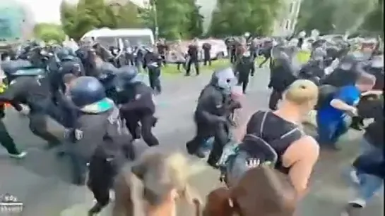 ⚠️ Берлин. 28.08.21. Когда власть устает смотреть на протесты, она начинает вас избивать.