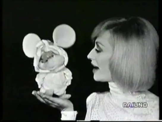 Topo Gigio e Raffaella Carra - "Raindrops Keep Fallin On My" (1969)