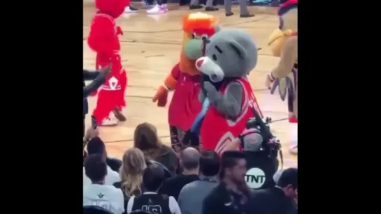 Blue Ivy at NBA game