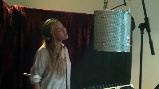 Beyoncé and Chris Martin recording Hymn for the weekend (A Head full of dreams documentary 2016)