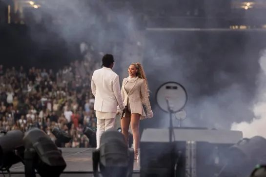 Beyonce & Jay-Z - Holy Grail ( Live at On The Run II Cardiff)