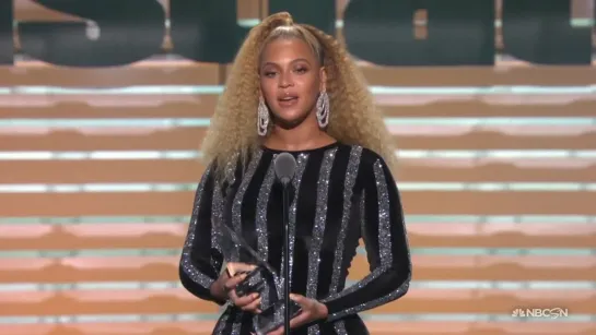 Beyonce presents Legacy Award to Colin Kaepernick (Sports Illustrated Awards 2017)